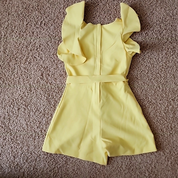 GB Girls yellow Ruffle Sleeved Romper Size 12 excellent used condition - Picture 2 of 3